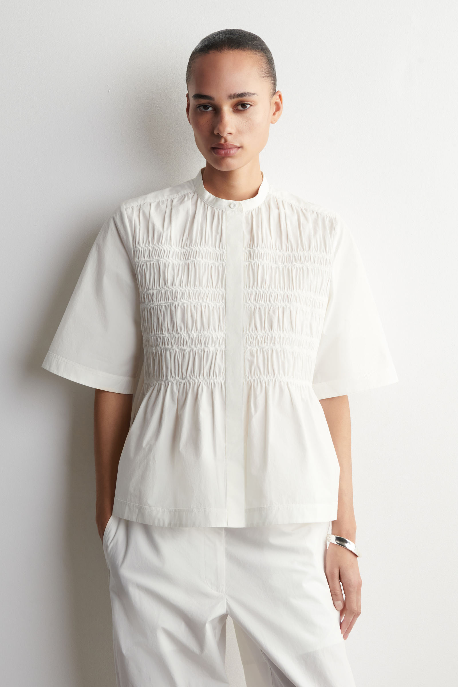 フリル付きコットンブラウス